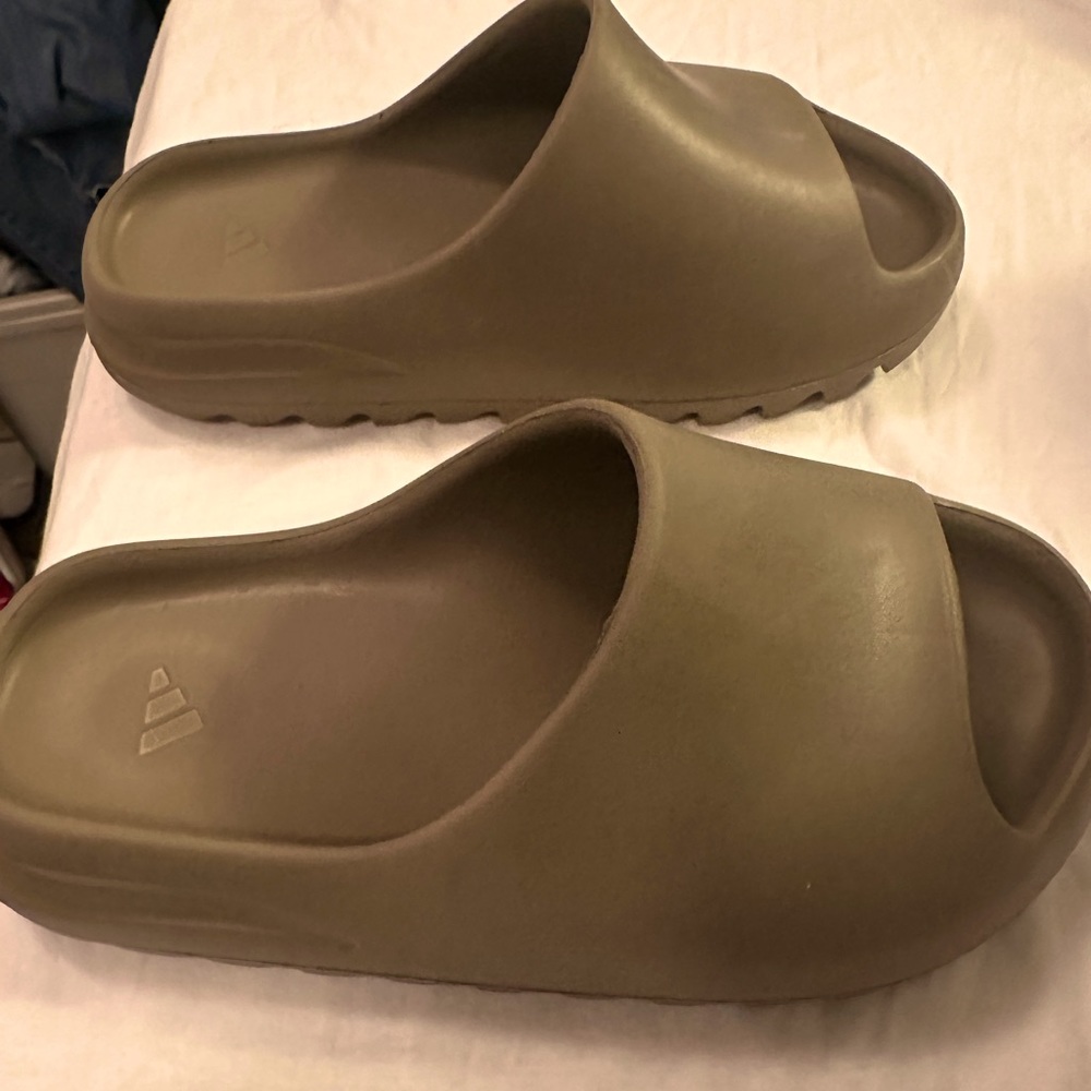 Yeezy slides woman’s size 6 tan AUTHENTIC